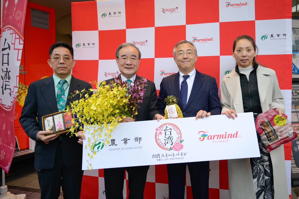 圖2農業部胡忠一次長（左二）、農業部農糧署陳立儀主任秘書（左一）、Farmind小林社長（左二）、ROUGE JAPAN楊淑文社長（右一）